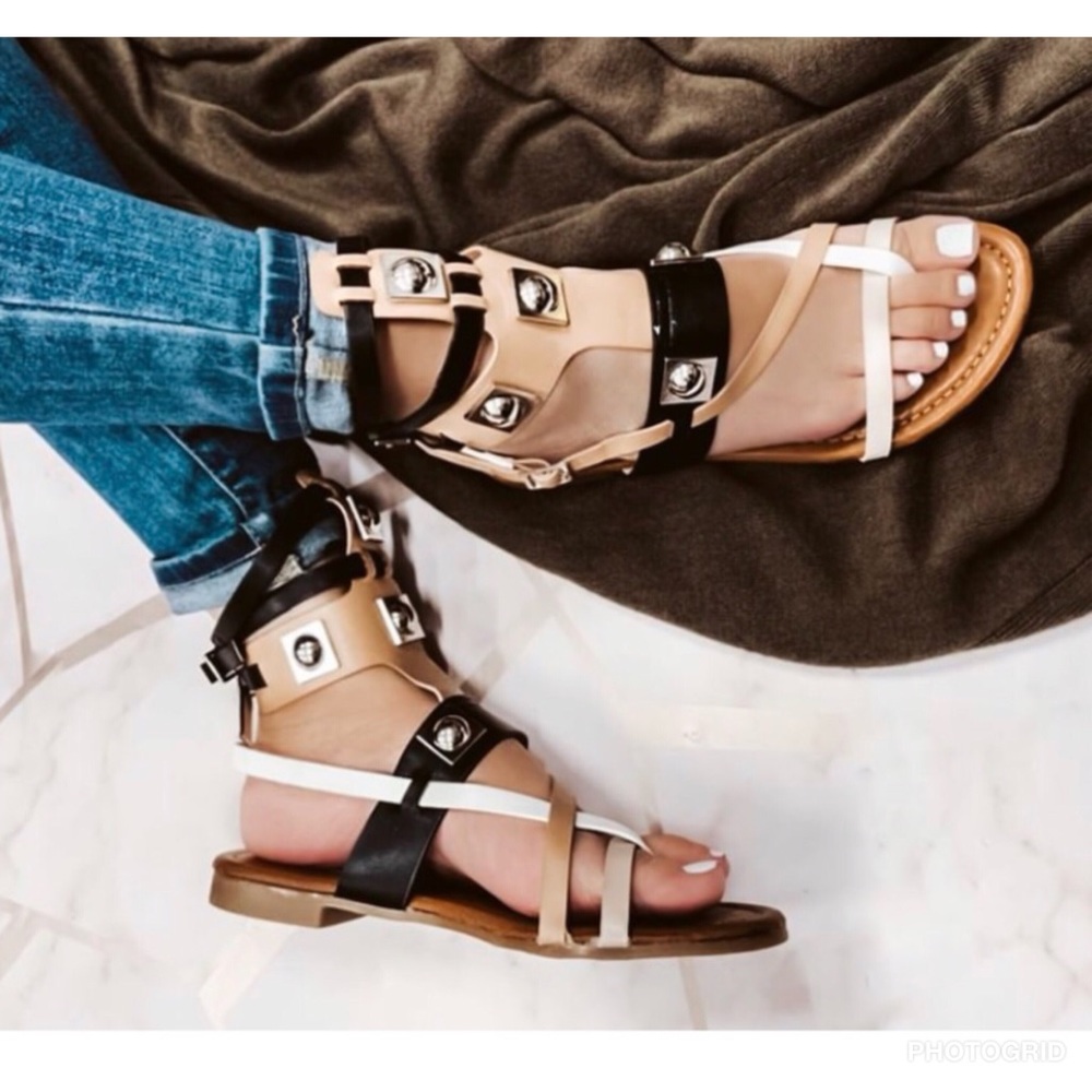 Strappy sandal with buckles